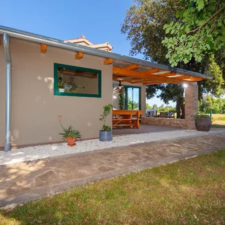 Holiday home Housegreen Sisan